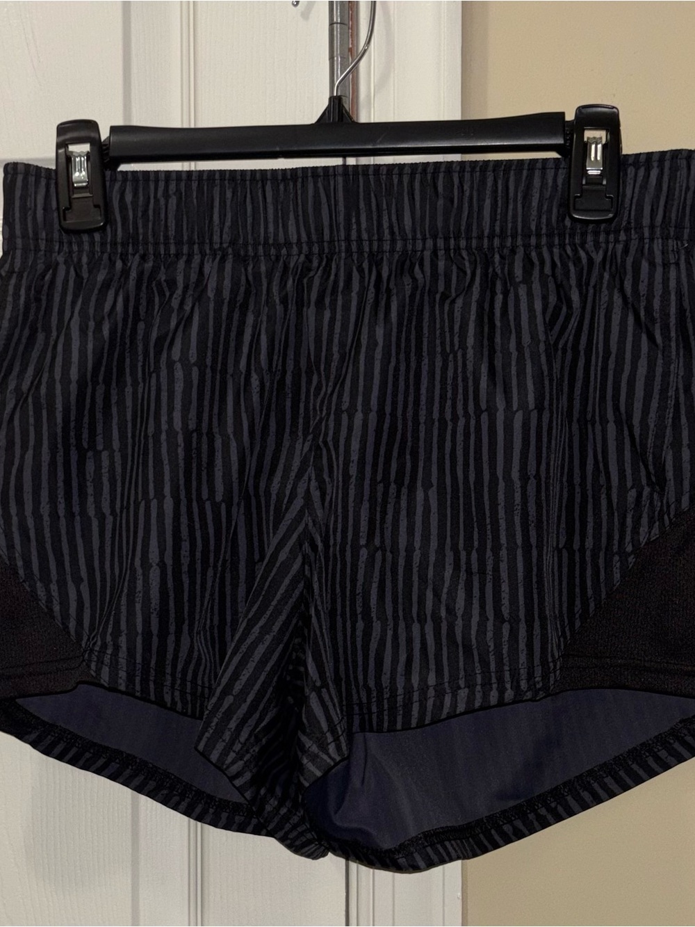ATHLETIC WORKS MOISTURE WICKING BLACK SOOT STRIPE RUNNING SHORTS Pockets Sz S